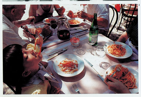 Consumi, il 57% degli italiani spreca meno cibo