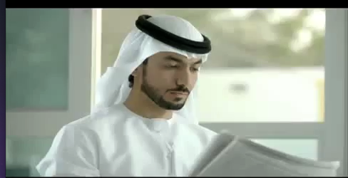 Uomo arabo legge giornale. Attore in video 3D? Animali attori migliori?