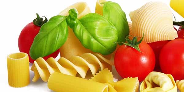 Pasta biologica italiana con basilico fresco e pomodori rossi. Ingredienti biologici.