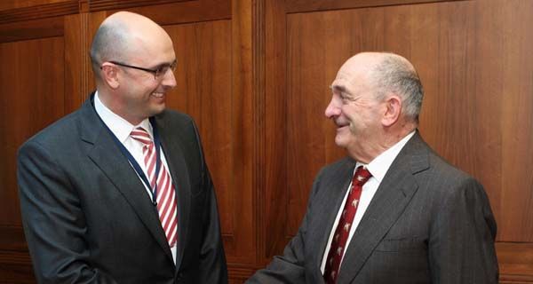 Accordo San Benedetto E.ON: Zoppas stringe la mano a manager. Risparmio energetico del 15%.