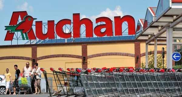 Auchan, il fondatore Mulliez contro un poster del partito comunista