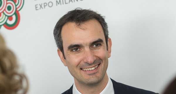 Uomo sorridente Lavazza presenta capsula 100% compostabile. Innovazione sostenibile per caffè Lavazza.