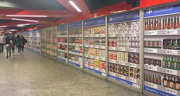 Il negozio virtuale Carrefour nella stazione metropolitana Loreto a Milano