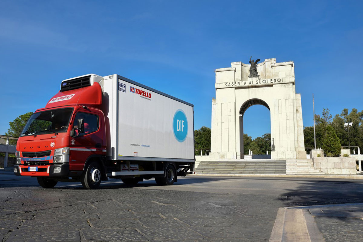 Camion Torello rosso per logistica e trasporti. Efficienza e successo nelle consegne natalizie.