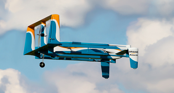 Amazon, al via test per consegne con droni in UK