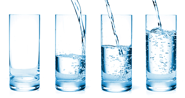 Acqua, in Italia vale la regola degli 8 bicchieri