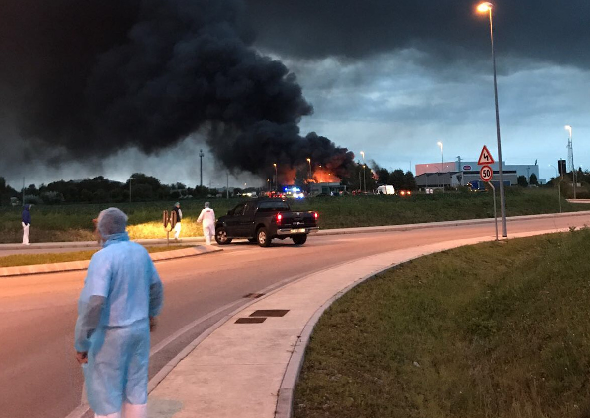 Pordenone, vasto incendio alla Roncadin