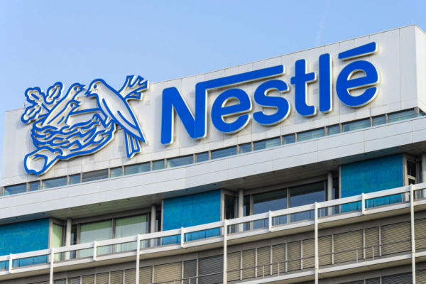 Logo Nestlé su edificio. Tensioni sindacali Nestlé.