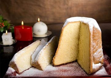Pandoro di Natale a base di insetti con zucchero a velo e candele.