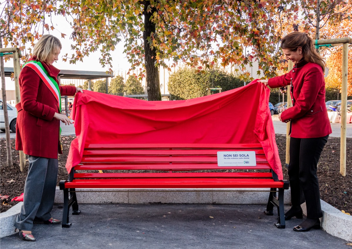 La Panchina Rossa di Esselunga contro la violenza sulle donne