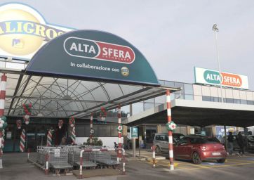 Nuova apertura Altasfera Cash&Carry a San Cesareo, Puglia. Ingresso con carrelli e decorazioni.