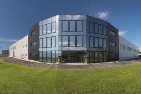 Italpepe: Vitaletti Academy, sede moderna con vetrate riflettenti e prato verde. Architettura aziendale.