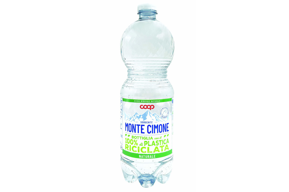 Coop lancia la bottiglia di acqua minerale con plastica riciclata al 100%