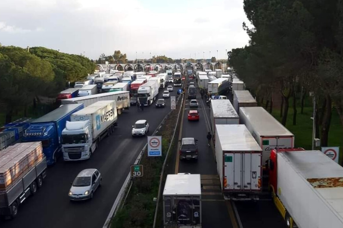 Protesta degli autotrasportatori, allarme di industria e distribuzione