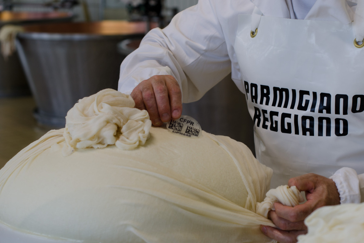 Parmigiano Reggiano, una nuova tecnologia per la tracciabilità