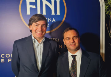 Celebrazione Gruppo Fini: due uomini in posa. 110 anni di gusto e tradizione culinaria italiana.