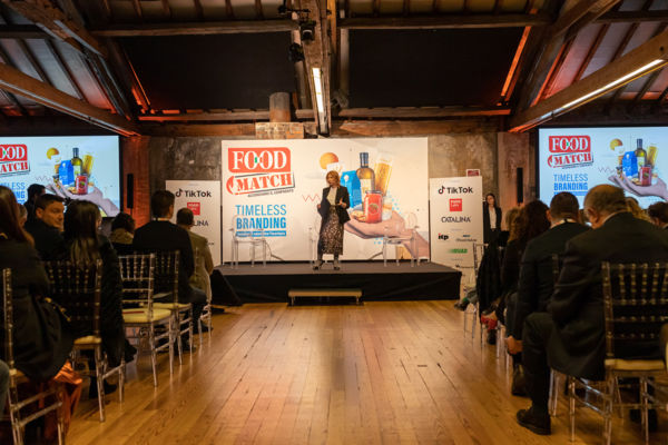 Food Match 2023: Relatore sul palco durante l'evento F&B. Branding e innovazione nel settore alimentare.