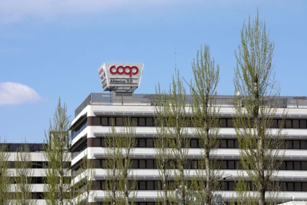 Sede Coop Alleanza 3.0 a Villanova di Castenaso. Edificio moderno con logo Coop sul tetto.