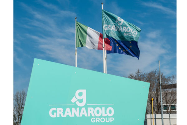 Sede Granarolo: bandiere italiana, UE e Granarolo. Logo aziendale. Gruppo alimentare italiano.