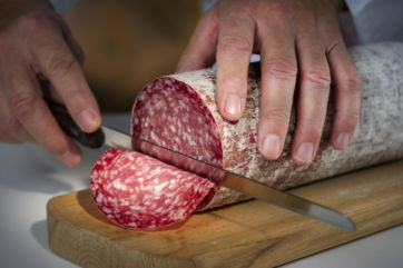 Salame Milano Citterio affettato su tagliere. Salume tipico italiano, ideale per antipasti e aperitivi.