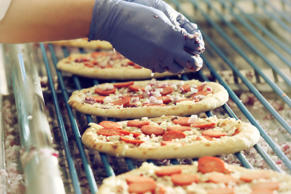Roncadin-farcitura-lavorazione-pizze surgelate-pizza surgelata