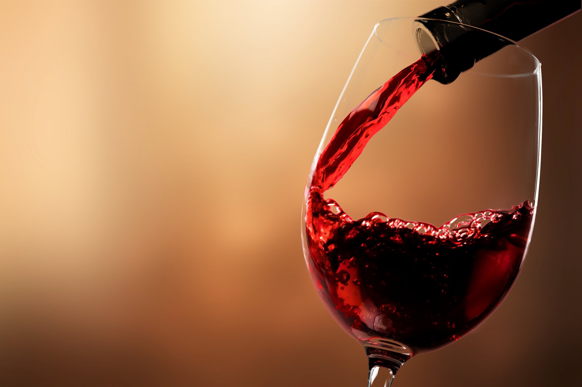 Bernabei Propone Percorsi Enogastronomici Alla Scoperta Delle Migliori Red Wine Pouring From Bottle Glass.width 1920