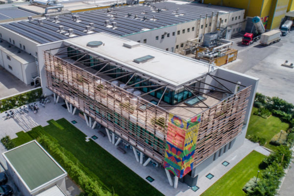 Andriani sede aziendale vista dall'alto. Architettura moderna, design sostenibile. Uffici e spazi verdi.