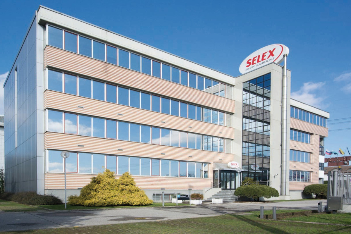 Sede Gruppo SELEX a Trezzano sul Naviglio. Edificio uffici con insegna SELEX Gruppo Commerciale.