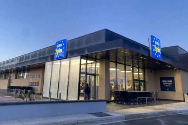 Eurospin Malta: Facciata del supermercato con insegna luminosa. Carrelli spesa visibili.