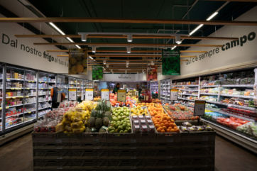 Supermercato UNES Moncalvo: reparto frutta e verdura fresca, offerte speciali.