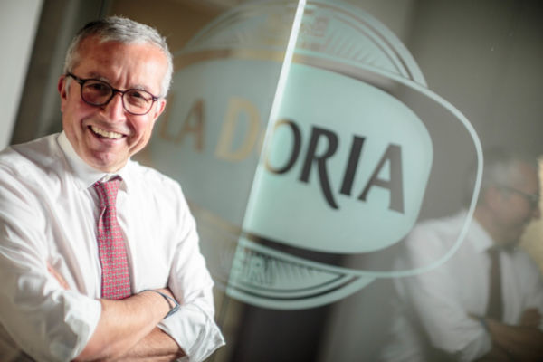 Antonio Ferraioli, CEO La Doria, sorride. Leader dell'azienda alimentare italiana, ritratto con logo aziendale.