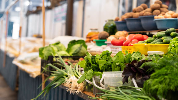 Mercato ortofrutticolo: verdure fresche in vendita. Piattaforma logistica Foodweb.