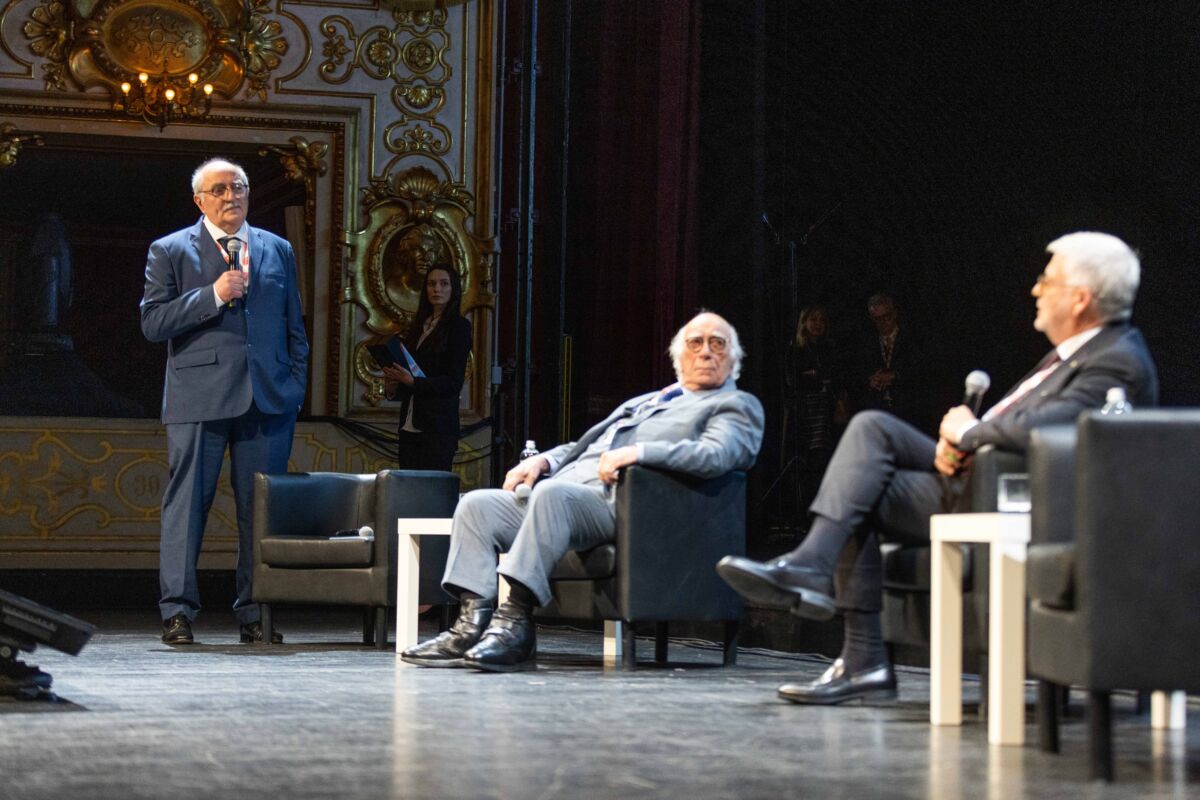 Food Summit 2023: relatori sul palco durante la conferenza. Incontro community Food 35.